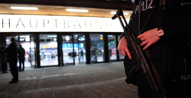 Un policía alemán custodia la entrada de la estación de tren de Düsseldorf. - AFP