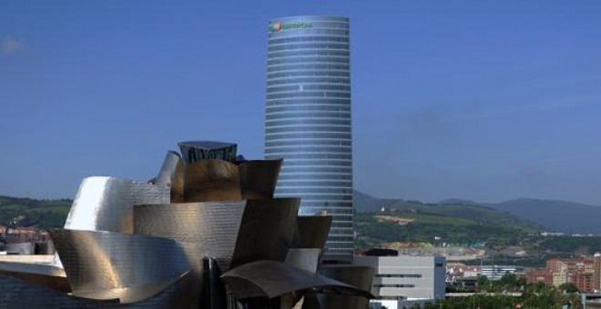 Vista de la Torre Iberdrola en Bilbao, detras del Museo Guggenheim.