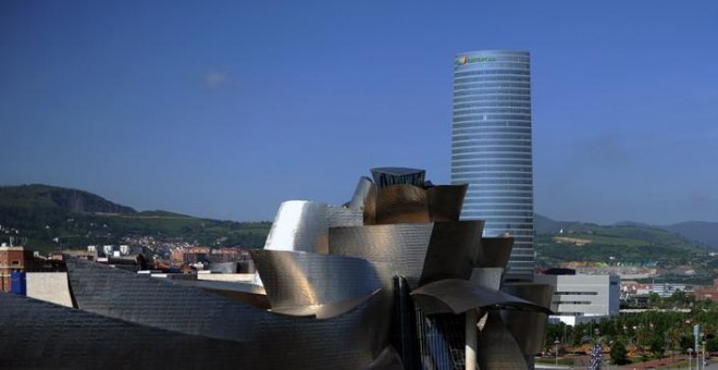 Vista de la Torre Iberdrola en Bilbao, detras del Museo Guggenheim.