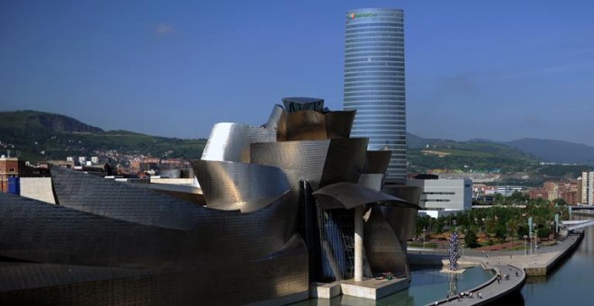 Vista de la Torre Iberdrola en Bilbao, detras del Museo Guggenheim.