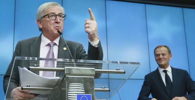El presidente de la Comisión Europea, Jean-Claude Juncker (izq), y el presidente del Consejo Europeo, Donald Tusk (dcha), hacen una declaración a la prensa tras concluir el segundo día de la cumbre de primavera de la UE en Bruselas (Bélgica). EFE/Olivier