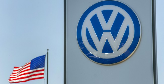 La bandera de EEUU cerca de un concesionario de Volkswagen en la ciudad californiana de San Diego. REUTERS/Mike Blake