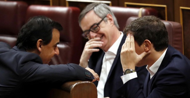 El coordinador general del PP y diputado, Fernando Martínez-Maíllo, (i), conversa con el presidente de Ciudadanos, Albert Rivera (d), y el secretario general, José Manuel Villegas, durante la sesión de Control al Gobierno el Congreso. EFE/Sergio Barrneche