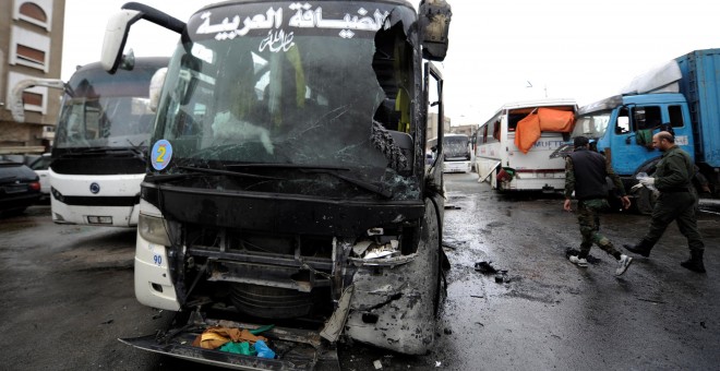 Autobús dañado por el atentado suicida de Damasco. REUTERS/ Omar Sanadiki