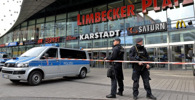 Policías armados frente al centro comercial Limbecker Platz, en la ciudad alemana de Essen, que ha permaneciso cerrado todo el día por seguridad ante el temor de un atentado. EFE/EPA/SASCHA STEINBACH