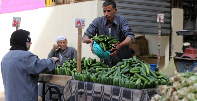 Una mujer hace la compra en un puesto de verduras en un mercado en El cairo. REUTERS/Mohamed Abd El Ghany