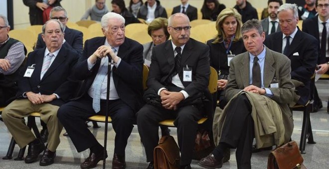 Los acusados por el caso Pretoria se sientan en el banquillo de la Audiencia Nacional. De izquierda a derecha: el ex secretario de Presidencia Lluís Prenafeta, el exconsejero Macià Alavedra, el exdiputado socialista Luis Andrés García, y el exalcalde de S