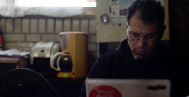 Juan Carlos Asenjo, portavoz del campamento de trabajadores de Coca-Cola en Fuenlabrada y miembro del comité de empresa, trabaja en el interior de la cabaña que motaron a las puertas de la antigua embotelladora. -JAIRO VARGAS