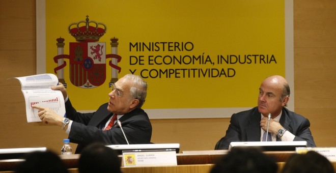 El secretario general de la OCDE, Ángel Gurría, acompañado por el ministro de Economía, Luís de Guindos, durante la presentación del informe económico sobre la economía española.EFE/Javier Lizón