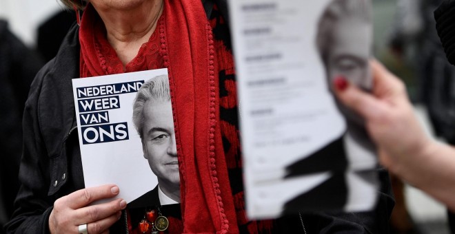 Seguidores de Geert Wilders, portan carteles que apoyan su candidatura para el Parlamento holandés.REUTERS/Dylan Martinez