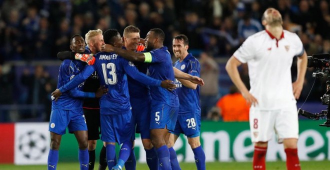 Los jugadores del Leicester celebran la clasificación ante el Sevilla. Reuters / Carl Recine