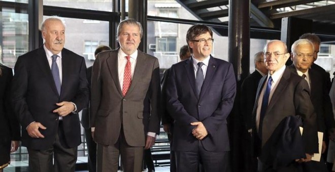 El ministro de Educación y Cultura, Íñigo Méndez de Vigo, y el presidente de la Generalitat, Carles Puigdemont, posan con los dos premiados, el entrenador de fútbol Vicente del Bosque y el presidente de Nueva Economía Fórum, José Luis Rodríguez / EFE