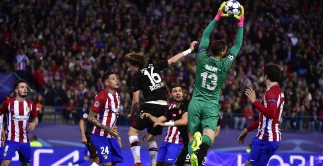 Oblak ataja el balón durante el partido entre el Atlético de Madrid y el Bayer Leverkusen. - AFP