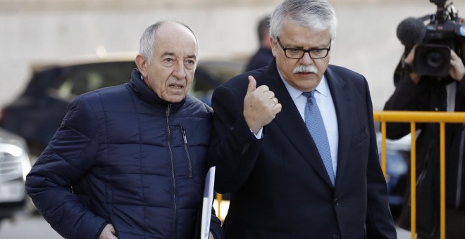 El exgobernador del Banco de España Miguel Ángel Fernández Ordóñez (i), a su llegada a la Audiencia Nacional, donde declara como investigado ante el juez Fernando Andreu por el caso Bankia. EFE/Emilio Naranjo