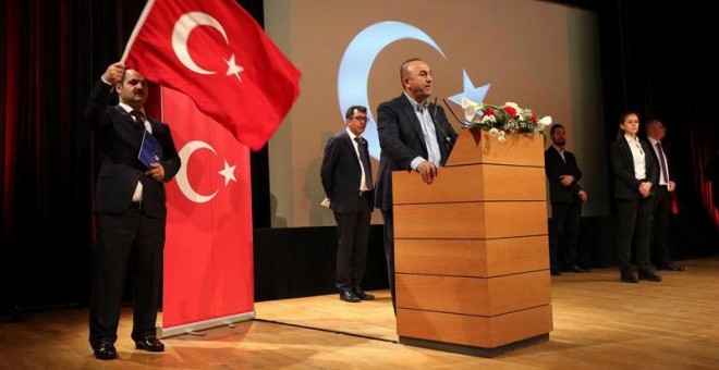 Mevlüt Çavusoglu, ministro de exteriores turco, en un mitin en la ciudad de Metz el pasado 12 de marzo. | EFE