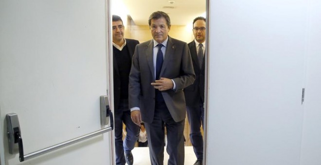 El presidente de la Comision Gestora del PSOE, Javier Ferández (c), flanqueado por el portavoz de Ferraz, Mario Jiménez (i), y el portavoz del grupo parlamentario, Antonio Hernando (d). EFE