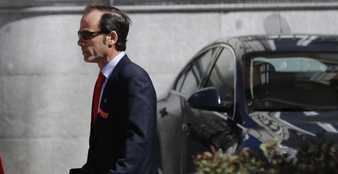 El inspector del Banco de España José Antonio Casaus, que cuestionó en una serie de correos electrónicos la viabilidad de Bankia, a su llegada a la Audiencia Nacional, donde ha declarado como testigo. EFE/Emilio Naranjo
