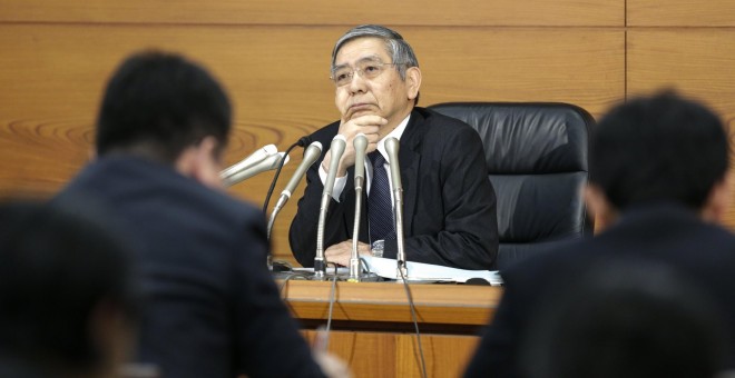 El gobernador del Banco de Japón, Haruhiko Kuroda, en una rueda de prensa tras una reunión sobre políticas monetarias en Tokio (Japón). EFE/Kimimasa Mayama