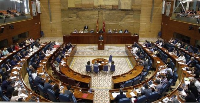 Podemos abandona el Pleno de la Asamblea al negarle la palabra a uno de sus diputados. Europa Press