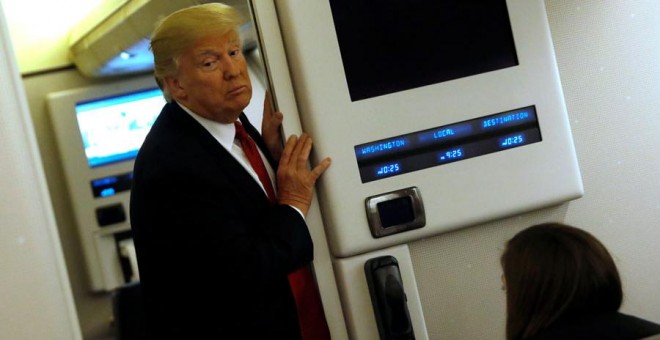 Trump, en el Air Force One en la madrugada del miércoles al jueves. REUTERS/Jonathan Ernst