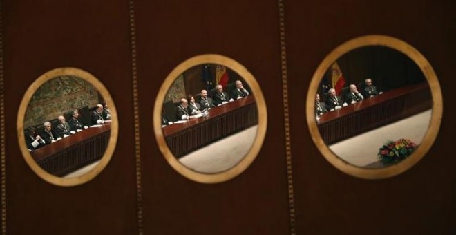 Vista a través de las ventanas de la sala del Tribunal Constitucional del acto de toma de posesión de los cuatro nuevos magistrados.EFE/Javier Lizón