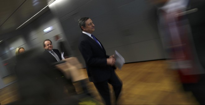 El presidente del BCE, Mario Draghi, en la sede de la entidad, a su llegada a una de las ruedas de prensa mensuales tras la reunión del Consejo de Gobierno, en Fráncfort. REUTERS/Kai Pfaffenbach