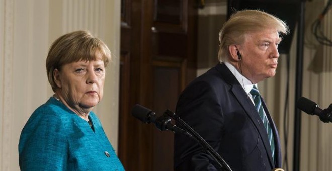 El presidente de EE.UU., Donald J. Trump (d), y la canciller alemana, Angela Merkel (i), durante una rueda de prensa conjunta tras su reunión en la Sala Este de la Casa Blanca en Washington, Estados Unidos, hoy 17 de marzo de 2017. EFE