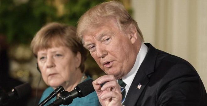 El presidente de EE.UU., Donald J. Trump, y la canciller alemana, Angela Merkel, durante una rueda de prensa conjunta tras su reunión en la Sala Este de la Casa Blanca. EFE