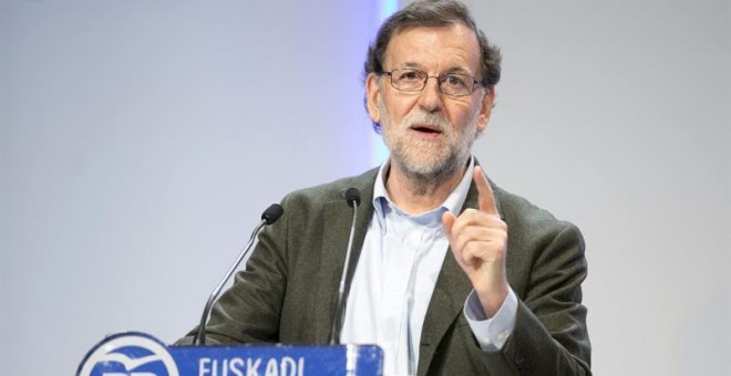 El presidente del Gobierno, Mariano Rajoy, durante su intervención en la clausura del congreso del PP vasco celebrado hoy en Vitoria. EFE/David Aguilar