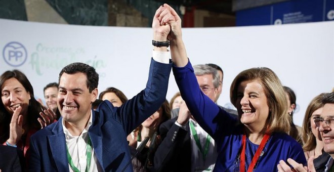 El líder del PP andaluz Juanma Moreno (i), acompañado por la ministra de Empleo, Fátima Báñez (d), tras ser elegido Presidente del PP-A.- EFE/Carlos Díaz