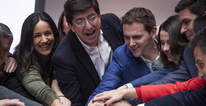 El presidente de Ciudadanos (Cs), Albert Rivera (3i); junto a la portavoz nacional de Ciudadanos, Inés Arrimadas (3d); el líder de la formación en Andalucía, Juan Marín (2i), y la secretaria de Política Municipal de Ciudadanos, Begoña Villacís (i), entre