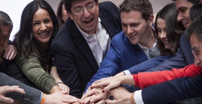 El presidente de Ciudadanos (Cs), Albert Rivera (3i); junto a la portavoz nacional de Ciudadanos, Inés Arrimadas (3d); el líder de la formación en Andalucía, Juan Marín (2i), y la secretaria de Política Municipal de Ciudadanos, Begoña Villacís (i), entre