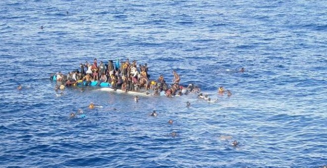 Una patera con cientos de inmigrantes a bordo se hunde en las aguas del Mediterráneo. EFE