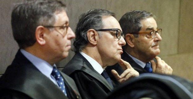 El ex delegado del Gobierno en el País Vasco Mikel Cabieces, el abogado Rafael Alcorta y expresidente de Kutxabank Mario Fernández. EFE