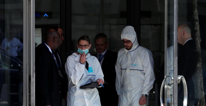 Agentes de la policía científica francesa, en las oficinas del Fondo Monetario Internacional (FMI), donde explotó un paquete hiriendo a una funcionaria la pasada semana.- REUTERS