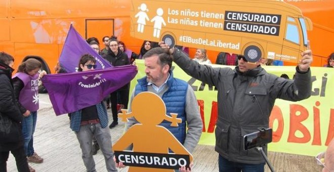 El representante de Hazte Oír, Ignacio Arsuaga, rodeado de manifestantes. - EUROPA PRESS