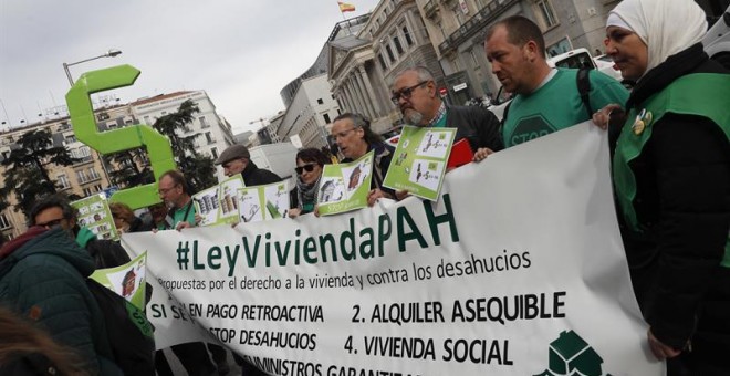 Algunos de los representantes de la Plataforma de Afectados por la Hipoteca (PAH) que se han concentrado frente al Congreso. - EFE