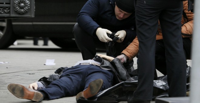 Los investigadores analizan el cadáver de Duma Voronenkov en Kiev . REUTERS