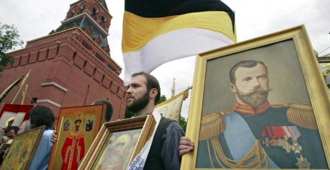 Concentración en Moscú con retratos del zar Nicolás II y la llamada 'bandera de los Romanov'. - AFP