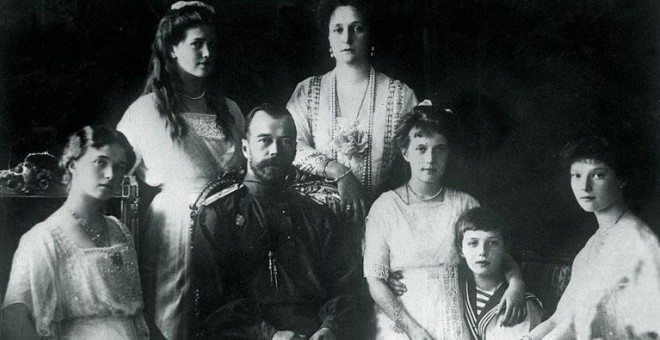 Fotografía de 1914 del zar Nicolás II y su familia. - AFP