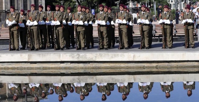 Soldados forman durante el izado de la bandera del desfile militar del 12 de octubre. EFE