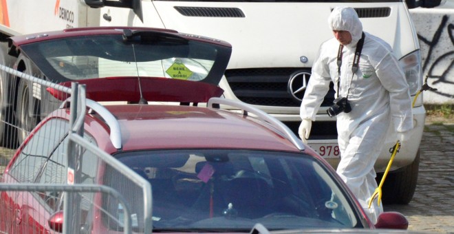 Un experto forense investiga el coche del detenido en Amberes. REUTERS/Marc De Roeck