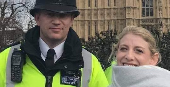 La última fotografía de Keith Palmer con una turista, momentos previos a su muerte a manos del terrorista de Londres.