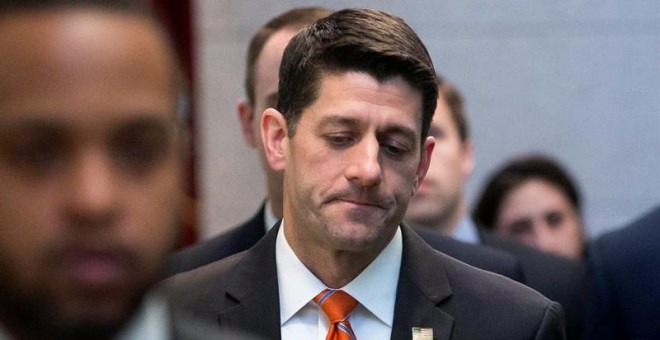 El presidente de la Cámara Paul Ryan (c) se dirige a una conferencia de la Cámara Republicana en el Capitolio en Washington. EFE/Michael Reynols