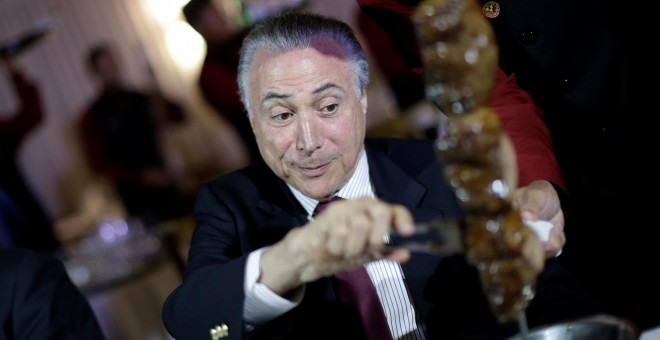 El presidente de Brasil Michel Temer comiendo carne con importantes empresarios