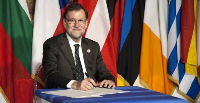 El presidente del Gobierno español, Mariano Rajoy, firma la 'Declaración de Roma', que subraya la unidad e indivisibilidad de los Estados miembros. EFE/Antonello Nusca