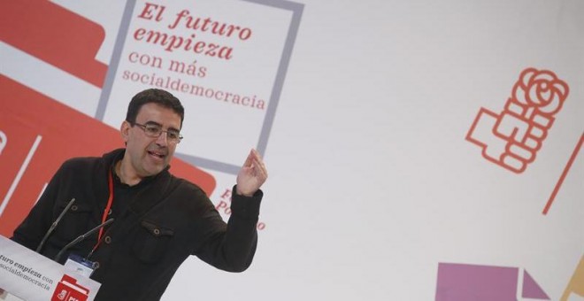 El portavoz de la gestora del PSOE, Mario Jiménez, interviene durante el acto de clausura del foro que culmina los trabajos para la elaboración de la ponencia política al 39 Congreso. EFE/Javier Lizón