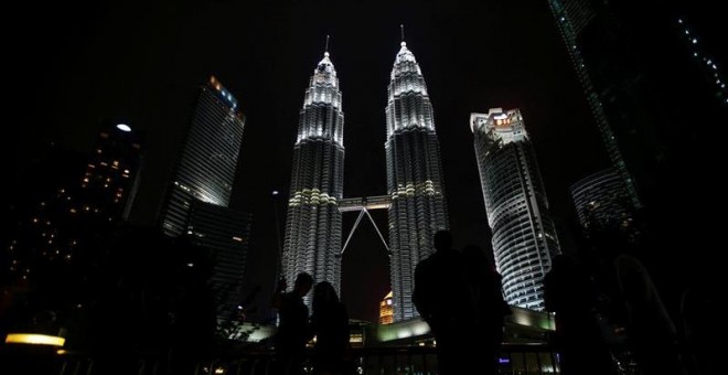 arias personas toman fotografías de las Torres Gemelas de Petronas momentos antes del apagón simbólico con motivo de la 'Hora del Planeta' en Kuala Lumpur (Malasia) hoy, 25 de marzo de 2017. Los principales edificios y monumentos de Pamplona apagarán la l