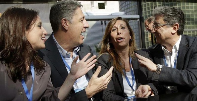 El candidato a la presidencia del PPC, Xavier García Albiol, junto a la actual presidenta del partido, Alicia Sánchez Camacho (2d), la vicesecrretaria nacional del PP, Andrea Levy (i), y el delegado del Gobierno en Cataluña, Enric MIllo (d), durante la pr