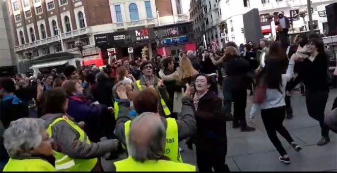 Manifestantes bailan Rock&Roll para protestar contra la Ley Mordaza